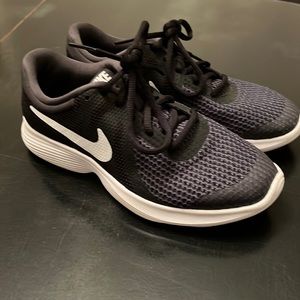Nike Revolution 4